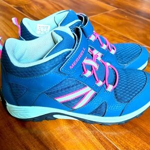 Girls size 5 Merrell hiking shoes awesome condition!